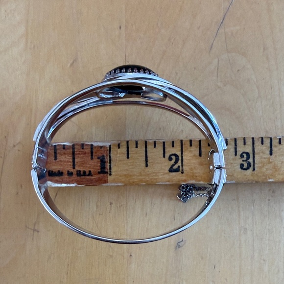 Whiting & Davis Silvertone hinged Bracelet with Green Stone - Picture 5 of 5